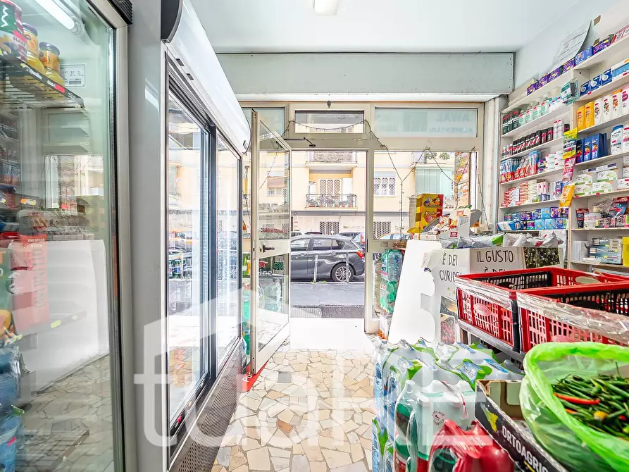 Immagine 2 di Negozio in vendita  in Via Ampio Flaviano a Roma