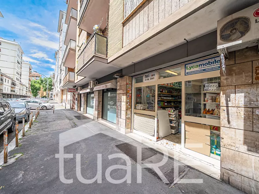 Immagine 7 di Negozio in vendita  in Via Ampio Flaviano a Roma