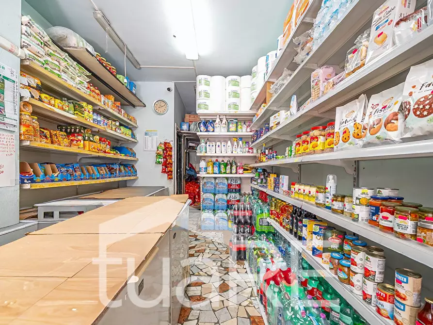 Immagine 9 di Negozio in vendita  in Via Ampio Flaviano a Roma