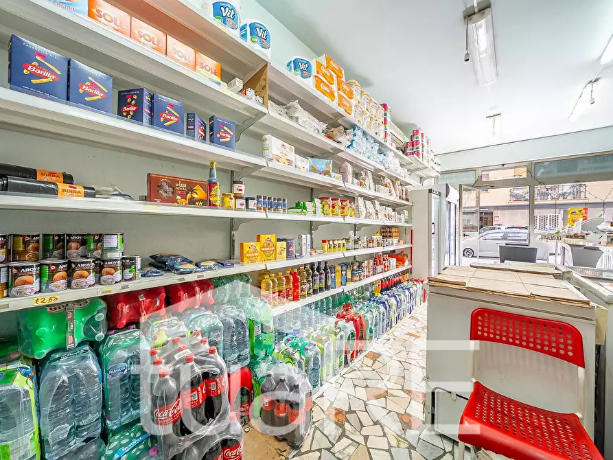 Immagine 11 di Negozio in vendita  in Via Ampio Flaviano a Roma