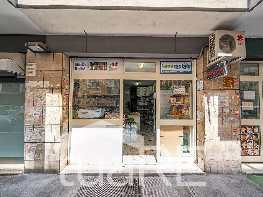 Immagine 14 di Negozio in vendita  in Via Ampio Flaviano a Roma