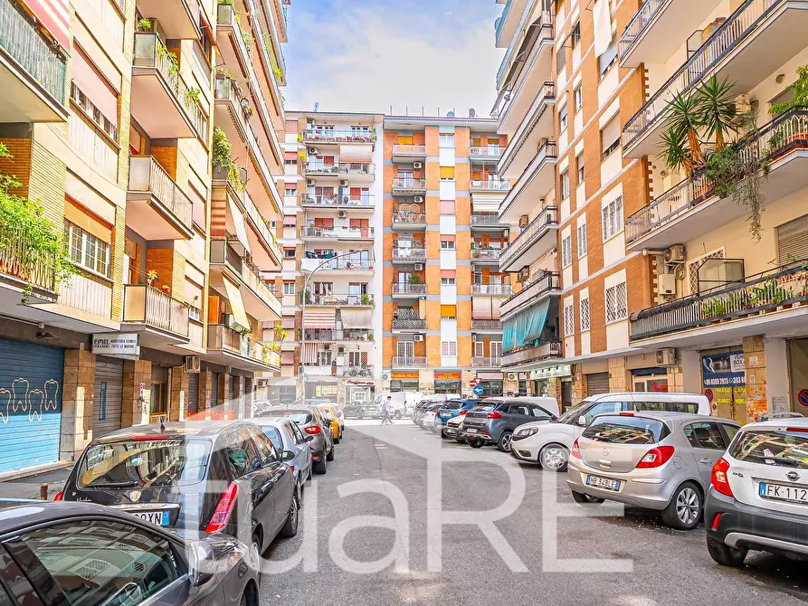 Immagine 15 di Negozio in vendita  in Via Ampio Flaviano a Roma