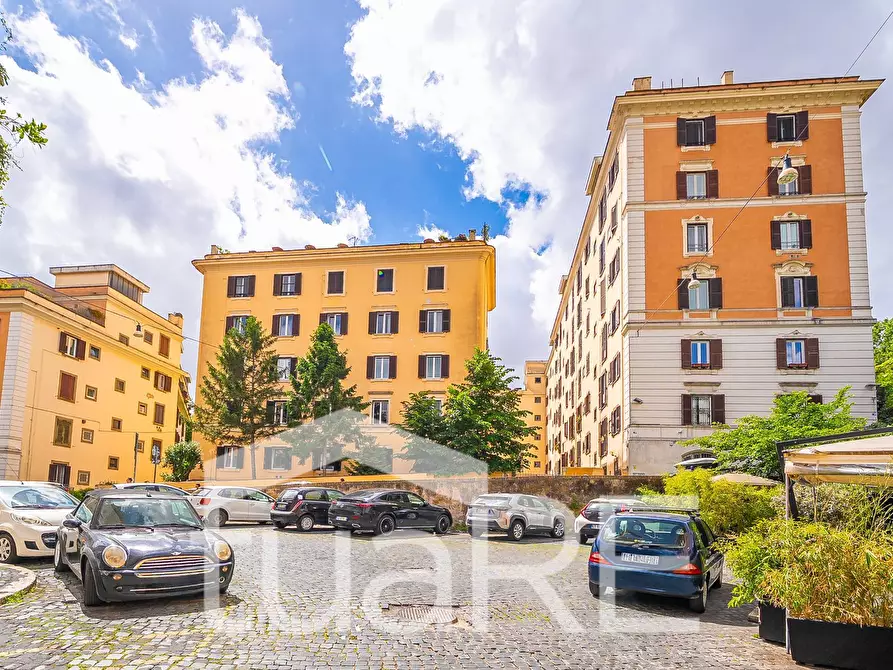 Immagine 11 di Appartamento in vendita  in Via Della Paglia a Roma