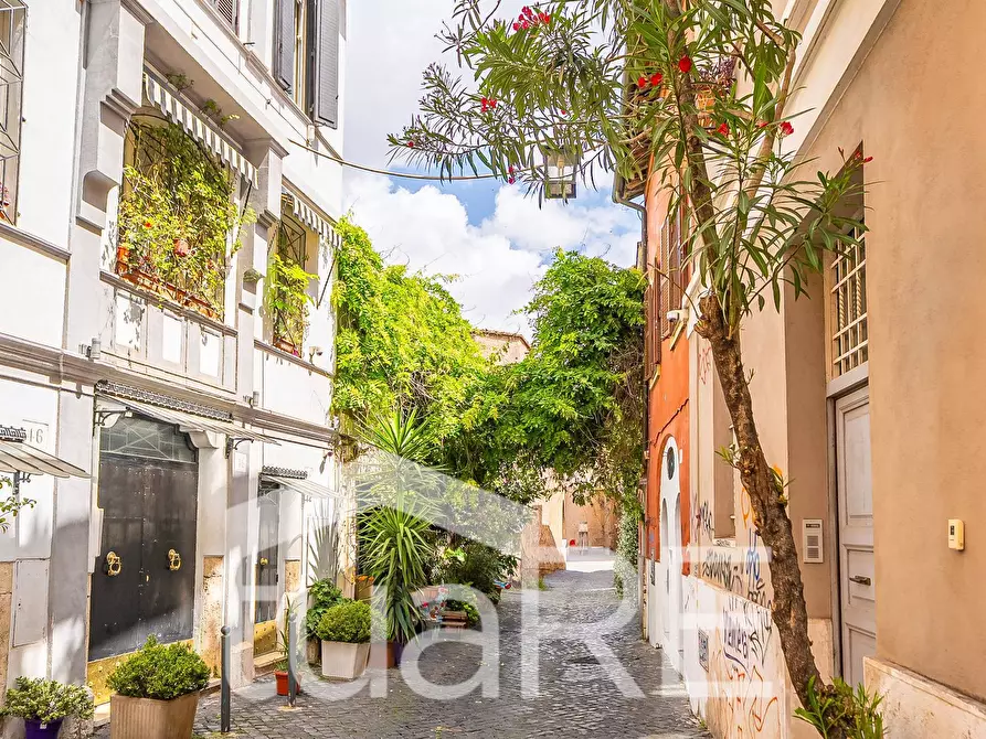 Immagine 12 di Appartamento in vendita  in Via Della Paglia a Roma