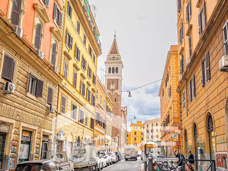 Immagine 9 di Negozio in vendita  in Via Degli Umbri a Roma