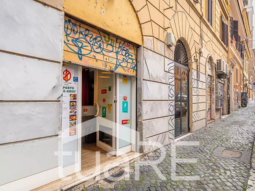 Immagine 11 di Negozio in vendita  in Via Degli Umbri a Roma