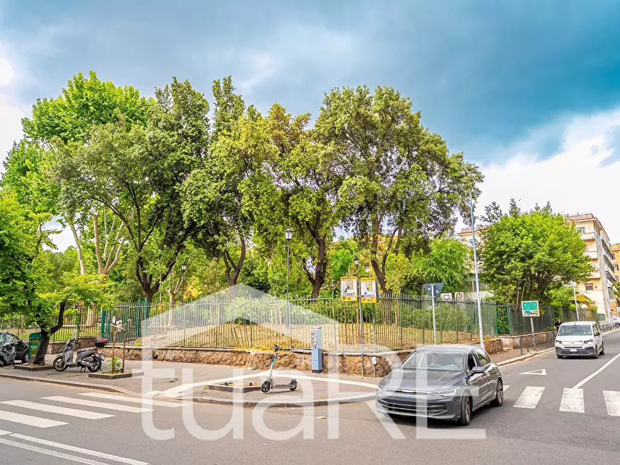 Immagine 17 di Negozio in vendita  in Via Degli Umbri a Roma