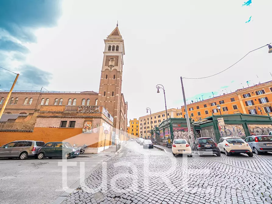 Immagine 19 di Negozio in vendita  in Via Degli Umbri a Roma