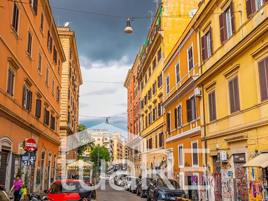 Immagine 20 di Negozio in vendita  in Via Degli Umbri a Roma