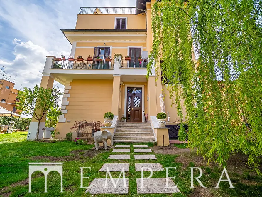 Immagine 5 di Villa in vendita  in Via Cimone a Roma