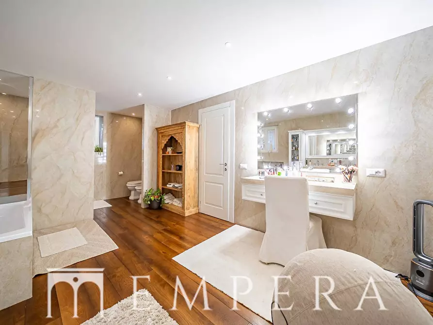 Immagine 17 di Villa in vendita  in Via Cimone a Roma