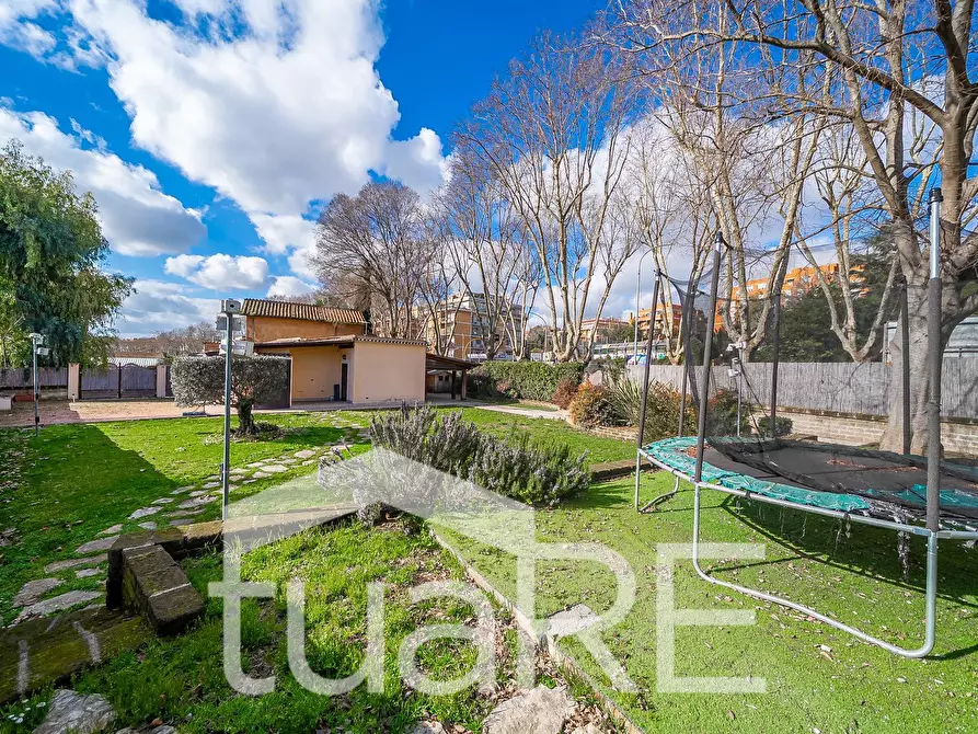 Immagine 2 di Villa in vendita  in Via Della Magliana a Roma