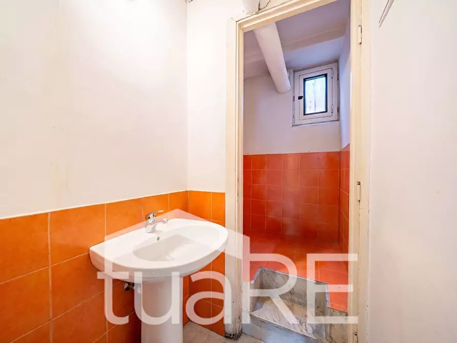 Immagine 6 di Negozio in vendita  in Via Caio Rutilio a Roma