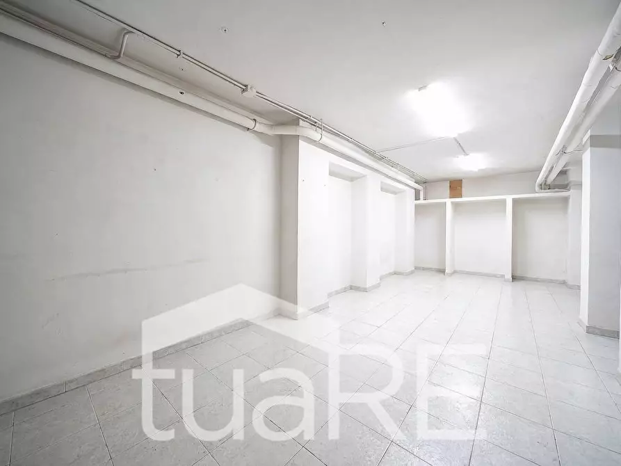 Immagine 14 di Negozio in vendita  in Via Caio Rutilio a Roma