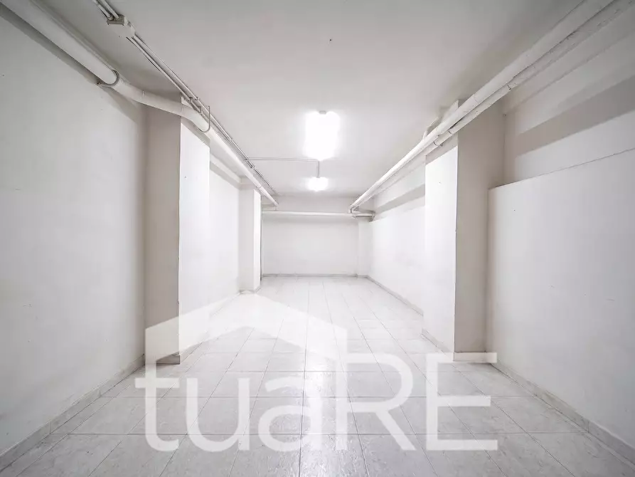 Immagine 18 di Negozio in vendita  in Via Caio Rutilio a Roma