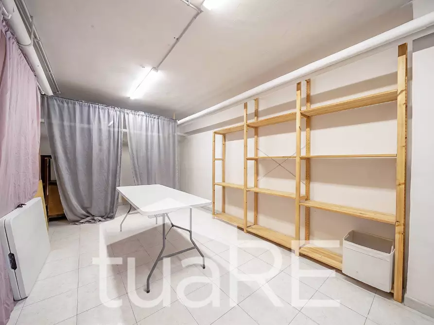 Immagine 19 di Negozio in vendita  in Via Caio Rutilio a Roma