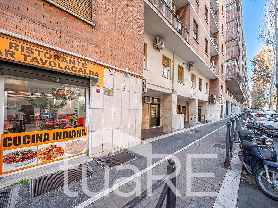Immagine 4 di Negozio in vendita  in Via Oderisi Da Gubbio a Roma