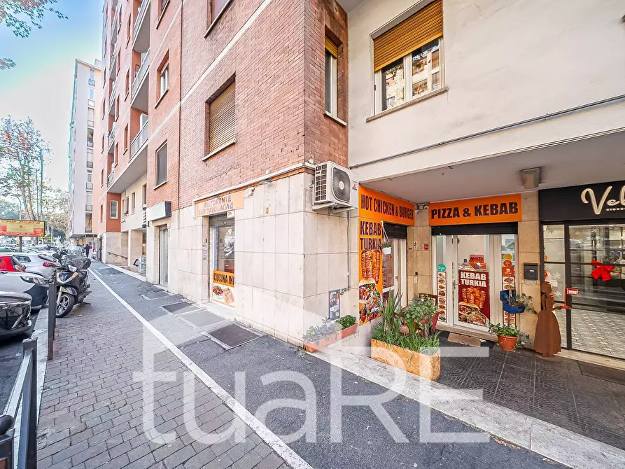 Immagine 11 di Negozio in vendita  in Via Oderisi Da Gubbio a Roma