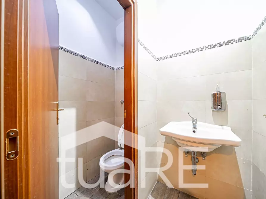 Immagine 13 di Negozio in vendita  in Via Oderisi Da Gubbio a Roma