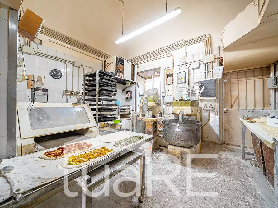 Immagine 11 di Negozio in vendita  in Via Varese a Roma