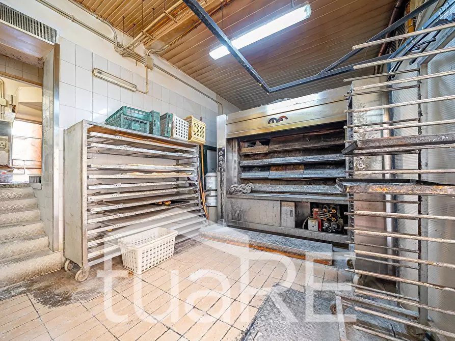 Immagine 12 di Negozio in vendita  in Via Varese a Roma