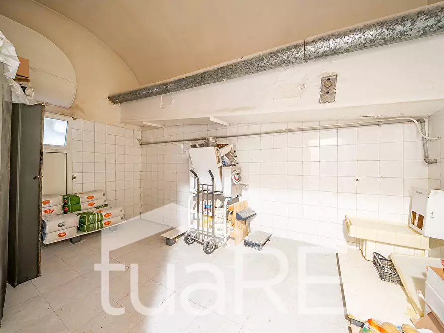 Immagine 15 di Negozio in vendita  in Via Varese a Roma