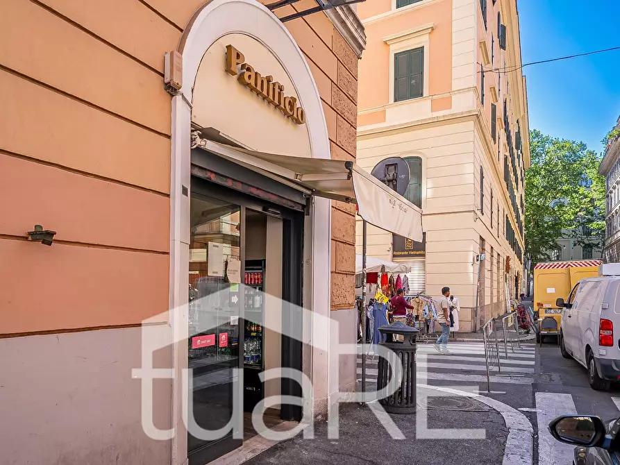 Immagine 17 di Negozio in vendita  in Via Varese a Roma