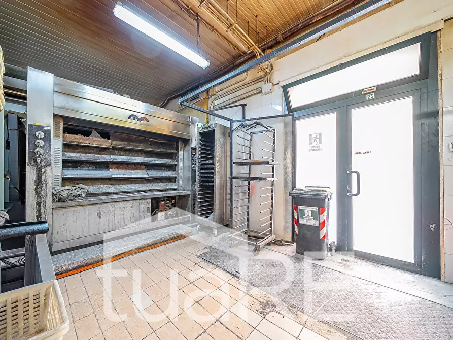 Immagine 24 di Negozio in vendita  in Via Varese a Roma