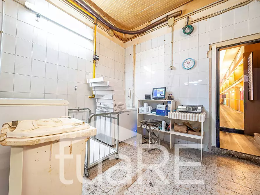 Immagine 25 di Negozio in vendita  in Via Varese a Roma
