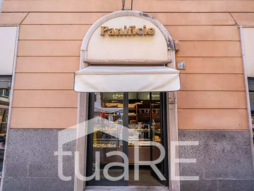 Immagine 26 di Negozio in vendita  in Via Varese a Roma