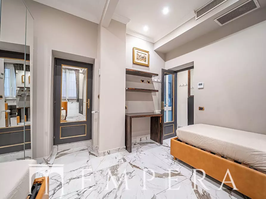 Immagine 11 di Appartamento in vendita  in Via Della Vite a Roma
