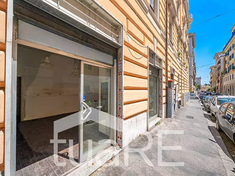 Immagine 8 di Negozio in vendita  in Via Po a Roma