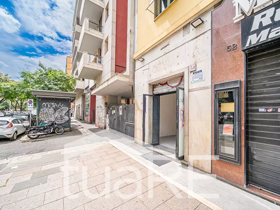 Immagine 11 di Negozio in vendita  in Viale Guglielmo Marconi a Roma