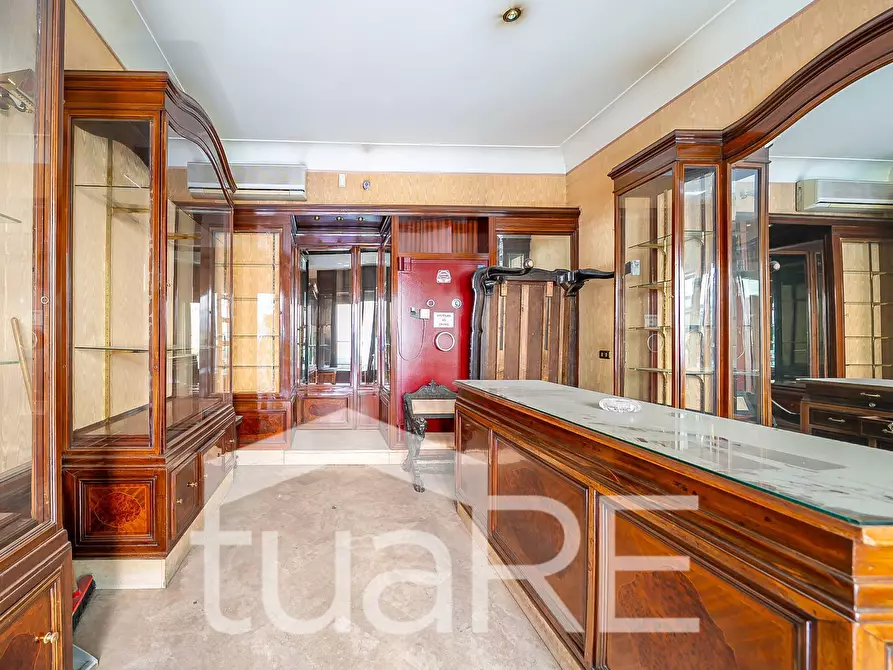 Immagine 14 di Negozio in vendita  in Via Muzio Clementi a Roma