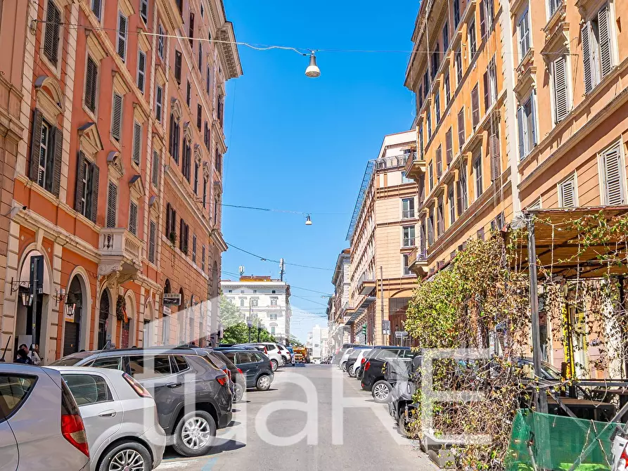 Immagine 13 di Appartamento in vendita  in Via Foscolo a Roma