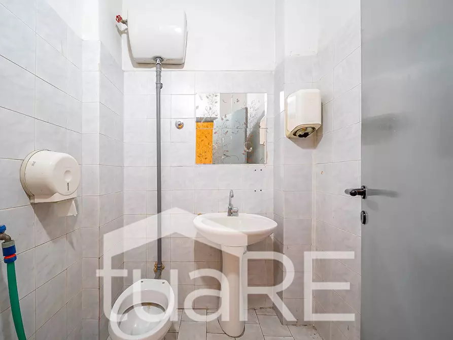 Immagine 14 di Negozio in vendita  in Largo Arturo Donaggio a Roma