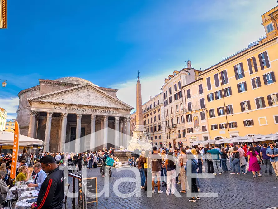 Immagine 2 di Negozio in vendita  in Piazza Della Rotonda a Roma