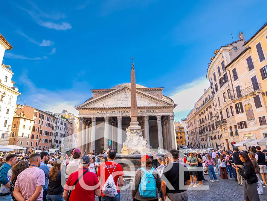 Immagine 4 di Negozio in vendita  in Piazza Della Rotonda a Roma