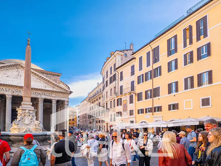 Immagine 5 di Negozio in vendita  in Piazza Della Rotonda a Roma