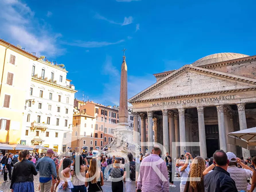 Immagine 7 di Negozio in vendita  in Piazza Della Rotonda a Roma