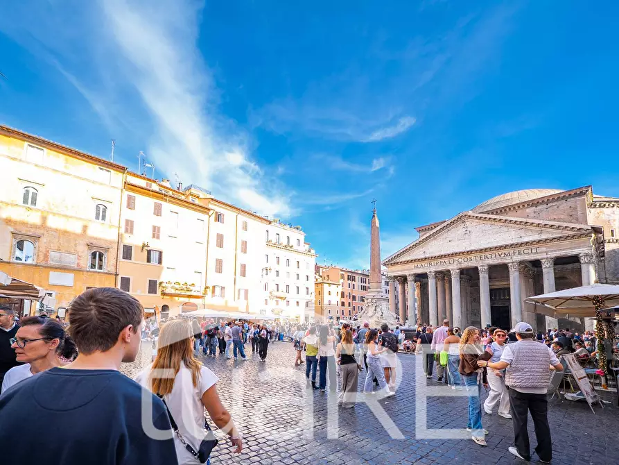 Immagine 8 di Negozio in vendita  in Piazza Della Rotonda a Roma