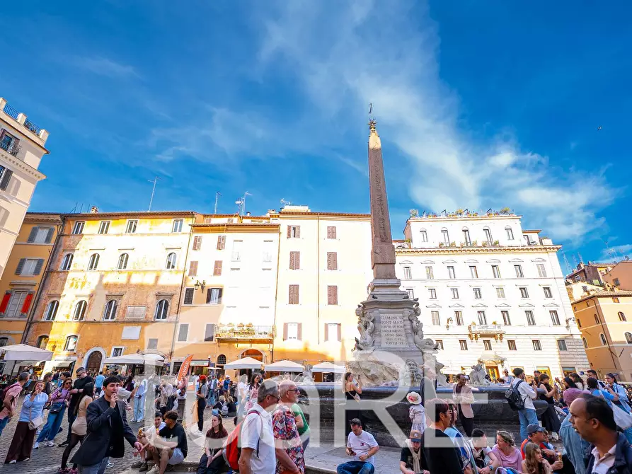 Immagine 10 di Negozio in vendita  in Piazza Della Rotonda a Roma