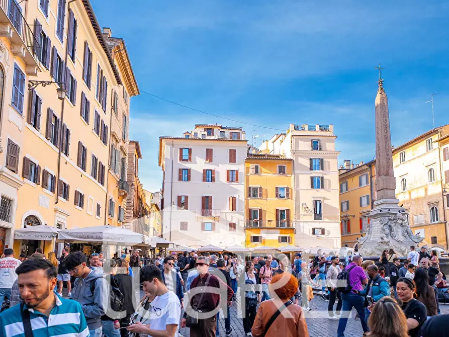 Immagine 14 di Negozio in vendita  in Piazza Della Rotonda a Roma