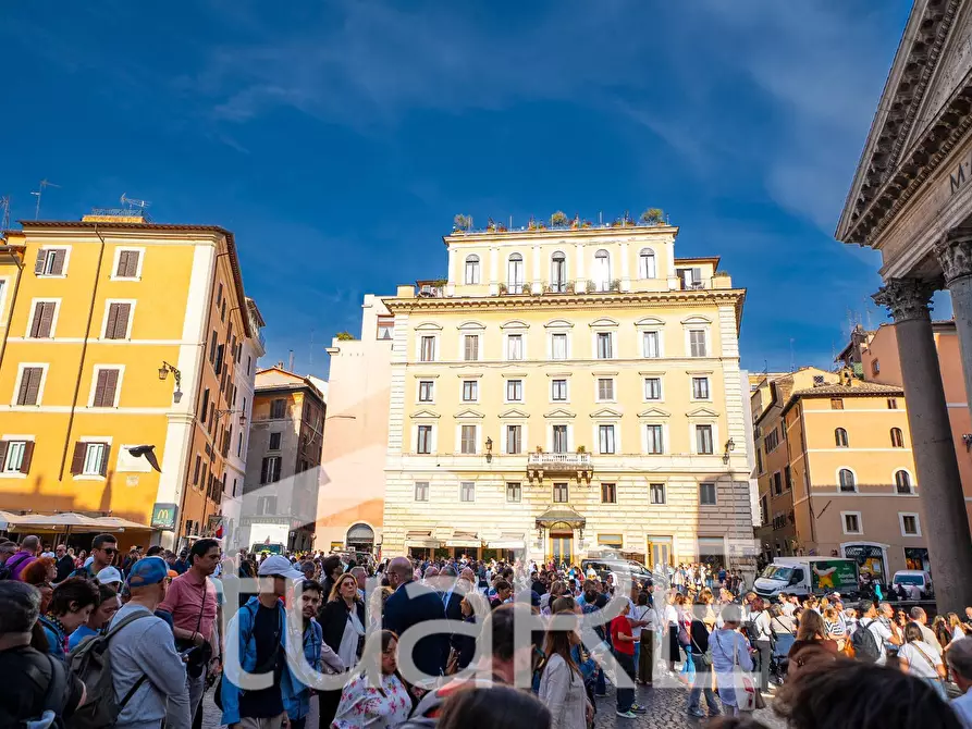 Immagine 16 di Negozio in vendita  in Piazza Della Rotonda a Roma