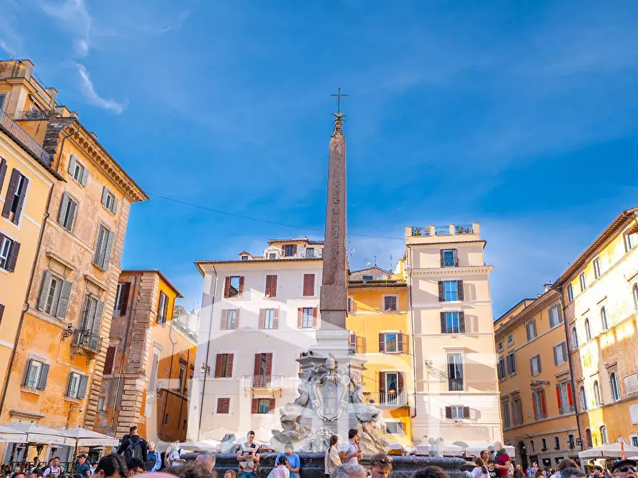 Immagine 18 di Negozio in vendita  in Piazza Della Rotonda a Roma