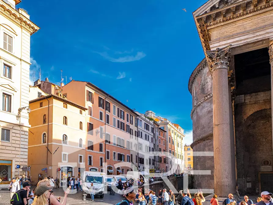 Immagine 19 di Negozio in vendita  in Piazza Della Rotonda a Roma