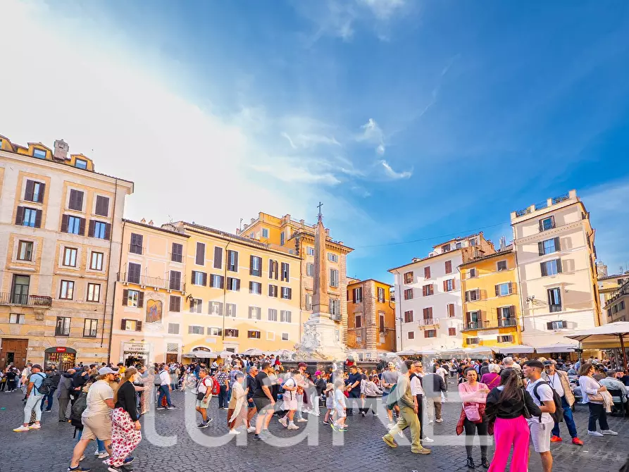 Immagine 22 di Negozio in vendita  in Piazza Della Rotonda a Roma