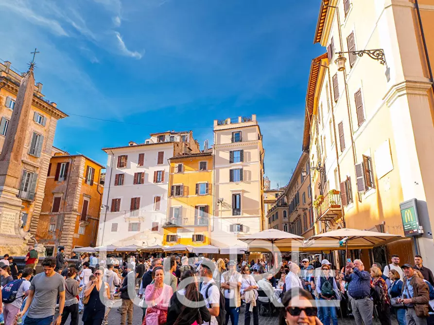Immagine 23 di Negozio in vendita  in Piazza Della Rotonda a Roma