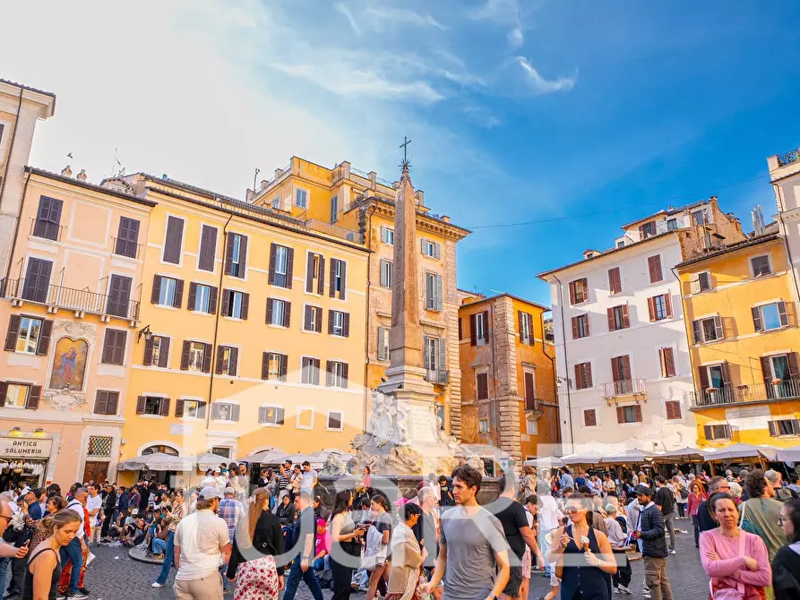 Immagine 24 di Negozio in vendita  in Piazza Della Rotonda a Roma
