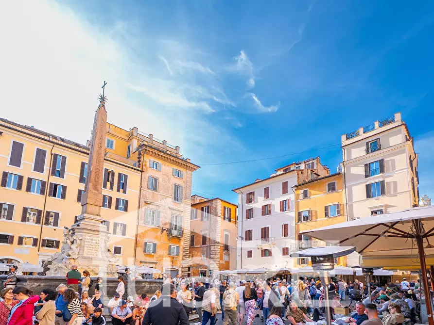 Immagine 25 di Negozio in vendita  in Piazza Della Rotonda a Roma